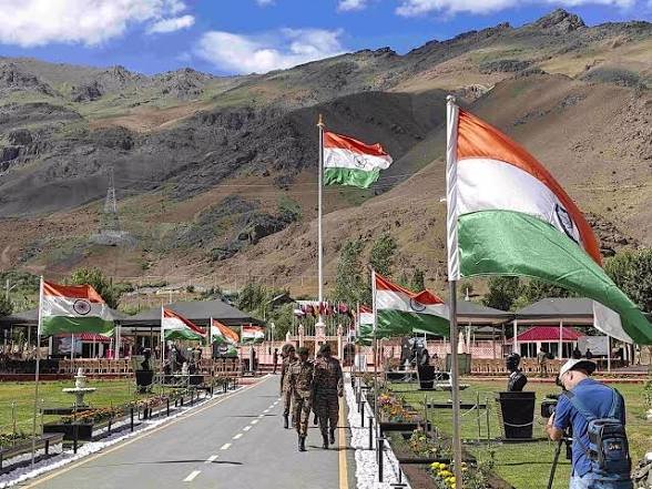 कारगिल विजय दिवसाच्या २७ व्या वर्धापन दिनानिमित्त सोलापुरात कारगिल शहीदांना सैनिकांच्या शिस्तबद्ध शैलीत मानवंदना